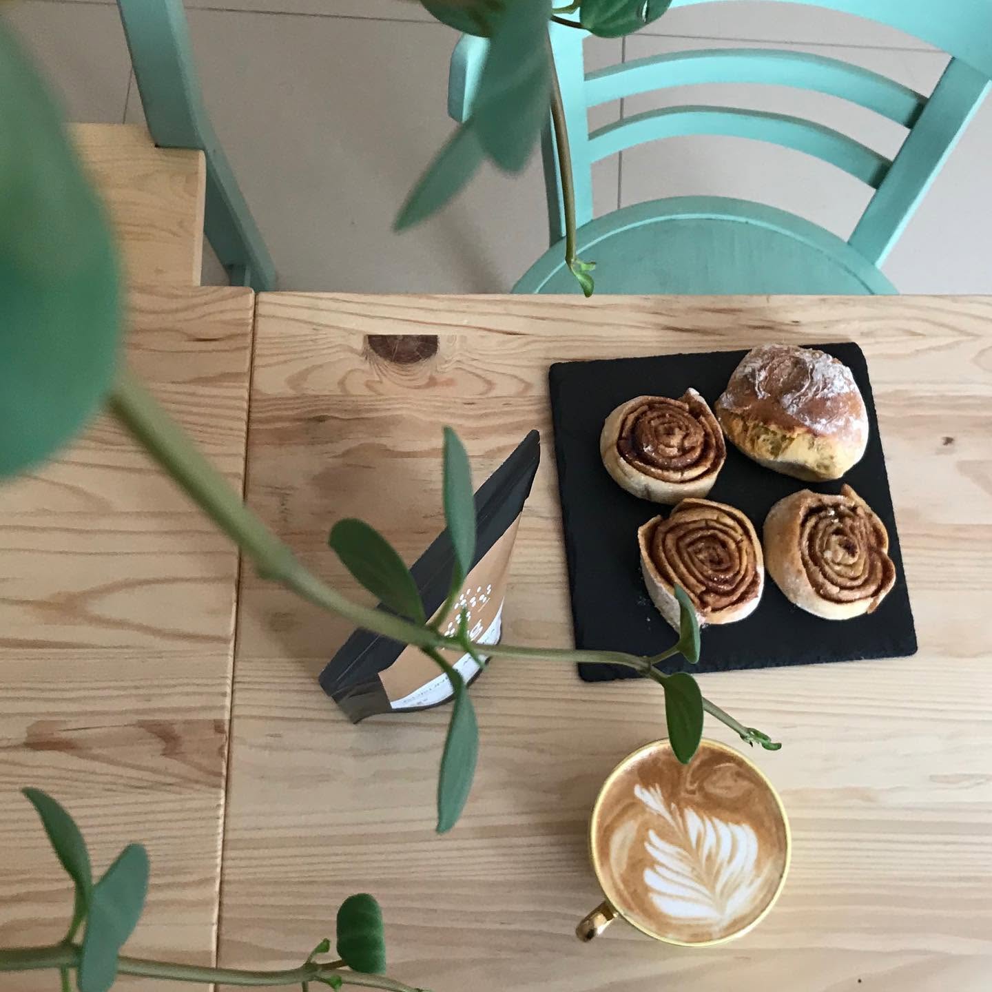 Cinnamon rolls artesanais e latte