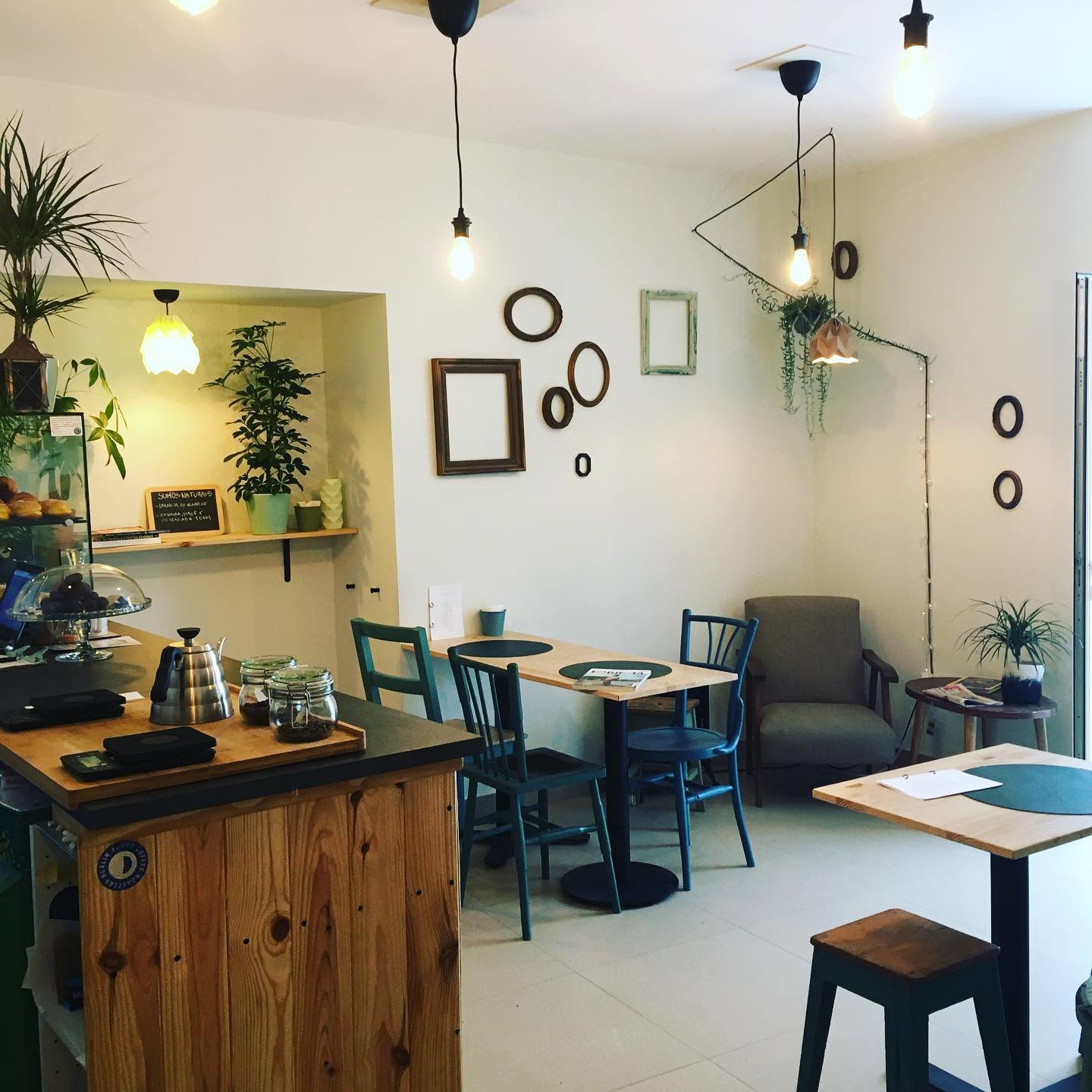 Interior panorâmico do Porta do Café com decoração acolhedora