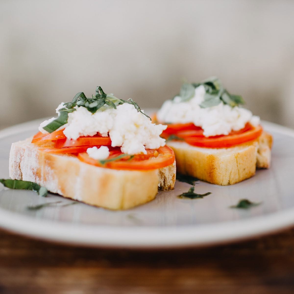 Bruschetta com tomate e queijo fresco